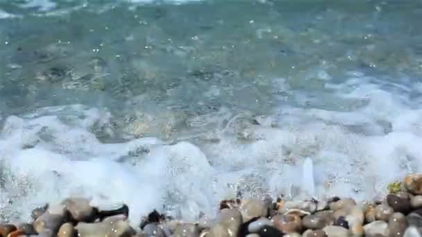小石の海岸を転がる海の波。クローズアップ、3ショット — ストック動画