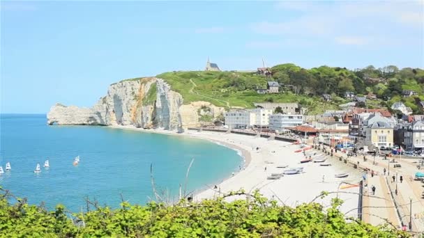 Blick auf die berühmten Klippen und den Strand mit Touristen an der Küste von Etretat in der Normandie, Frankreich. 2 Pan Shots — Stockvideo