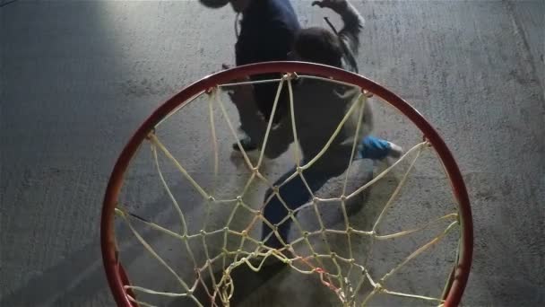 Προβολή υψηλής γωνίας ενός παιχνιδιού μπάσκετ. Αργή κίνηση — Αρχείο Βίντεο