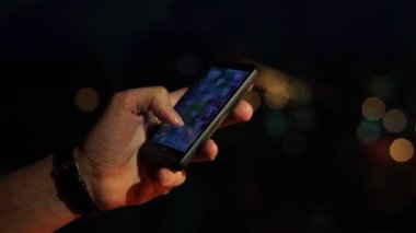Akıllı telefon tutan bir erkek elin yakın çekim