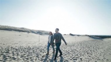 Sevimli doğal kum tepeleri tepe manzara yürüyüş aşık genç çift Pan