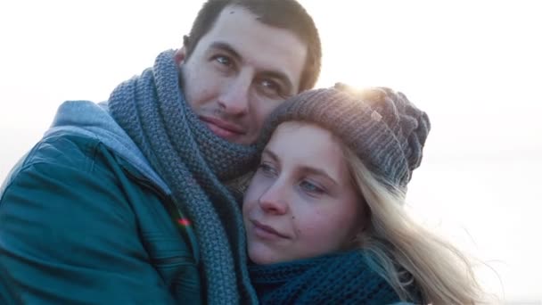 Närbild av en lugn vacker romantisk ung lycklig par i kärlek omfamnar leende och försiktigt Kysser — Stockvideo