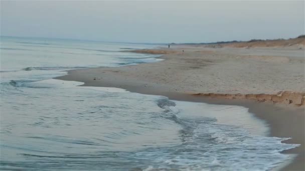 Paesaggio paesaggio meditativo con piccole onde dolci rotolarsi e schiantarsi sulla spiaggia di sabbia — Video Stock