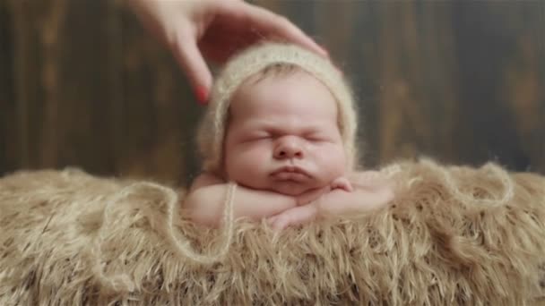 Primer plano de pequeño bebé lindo sonriendo repentinamente cuando la luz ilumina su cara durante una sesión de fotos puesta en escena — Vídeos de Stock
