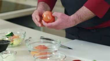 Şef peeling domates sıcak su iliklerine sonra eller. Yakın çekim