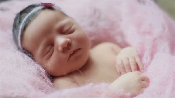 밝은 분홍색 니트 담요로 덮여 자고사랑스러운 작은 신생아 소녀의 추가 클로즈업 매크로 — 비디오