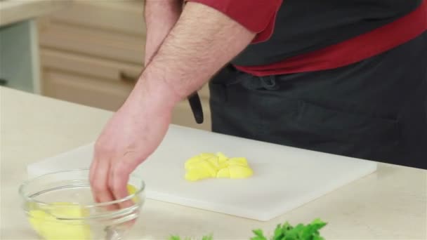 Şef close-up bir bıçak ile kesme patates eller — Stok video