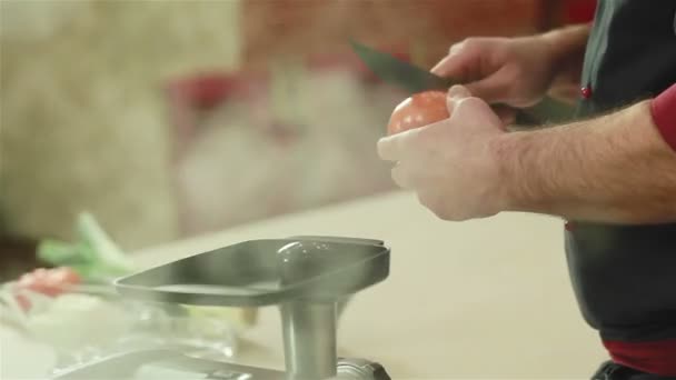 Les mains du chef montrant le truc comment éplucher facilement les tomates. Deux coups — Video