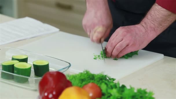 Detail kuchař ruce sekání petržele — Stock video