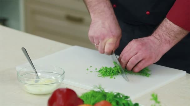 Крупный план ручки повара, рубящей укроп — стоковое видео