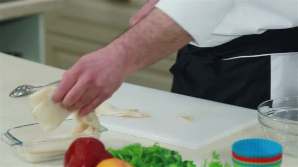 Close-up van een chef-kok handen snijden squid — Stockvideo