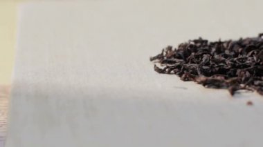 Yakın izleme atış aromatik sigorta primi oolong çay Da Hong Pao çay kadar kazık hafif dokulu arka plan üzerinde bırakır.