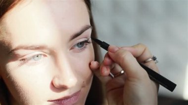 Göz kalemi uygulama profesyonel makyaj sanatçısı. Yakın çekim