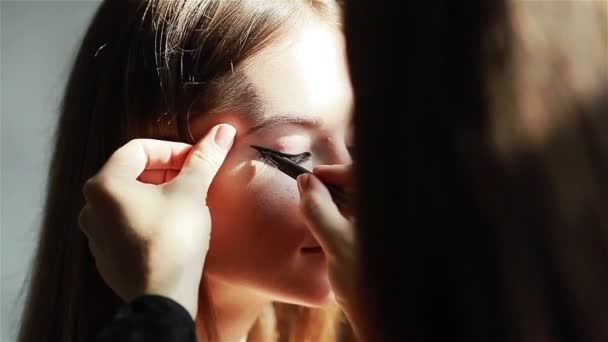 Professionella make-up artist tillämpa bevingade eyeliner. Närbild — Stockvideo