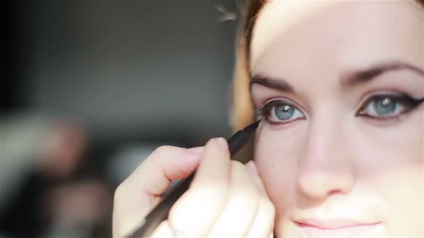 Truccatore professionista che applica eyeliner alato. Primo piano — Video Stock