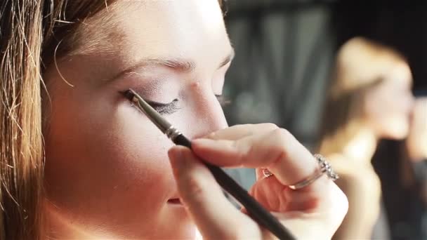 Artista de maquiagem profissional aplicando sombra nos olhos. Close-up — Vídeo de Stock