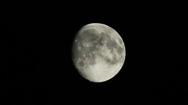 Nästan fullmåne i natthimmel med moln förbi. Vaxning kvarteret måne lunar fas. Timelapse. 4 k. mycket närbild — Stockvideo