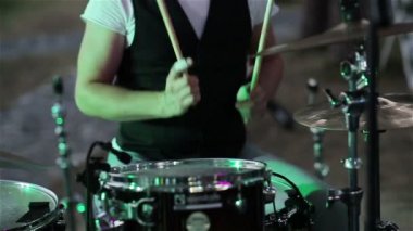 Bir partide davul çalan davulcu. Yavaş çekim