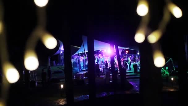 Açık gece kulübü terasında bir partide dans eden insanlar — Stok video