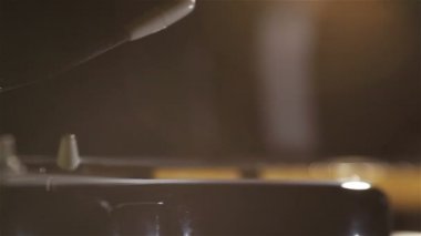 Elektro gitar yavaş yavaş bir vitrin sandalyesine döner