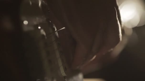 Μακροεντολή κοντινό πλάνο των χεριών που παίζει κιθάρα — Αρχείο Βίντεο