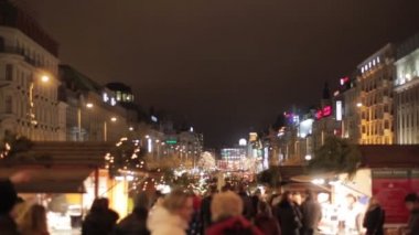 Noel Pazar geceleri Prag sokakta adil ışık dolu. Yayalar ışıklı Noel Fuar çadırı büfeler tarafından geçen gece Noel pazarı yürü. Avrupa'nın Noel