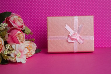 Pembe arka planda çiçekli mevcut kutu