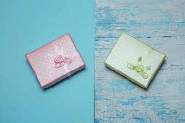 Mavi yüzeyde küçük sarı ve pembe sunumlar