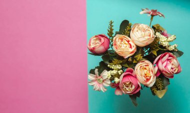 Pembe ve mavi arka planda güzel çiçekler.