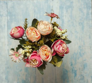 Mavi arka planda güzel çiçekler.