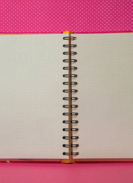 开本子 有粉红色背景的空白页 — 图库照片