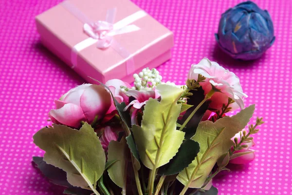 ピンクの背景に花のついたプレゼントボックス — ストック写真