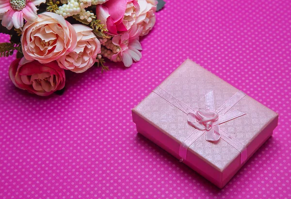 ピンクの背景に花のついたプレゼントボックス — ストック写真