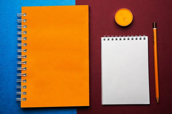 Cuadernos Con Hojas Papel Naranja Blanco Lápiz Vela —  Fotos de Stock