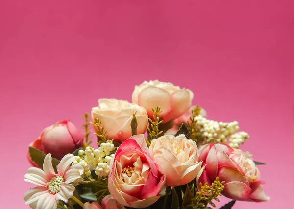 아름다운 꽃들이 분홍빛 배경에 — 스톡 사진
