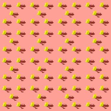 Renkli turuncu arka planda gölgeli çiçekleri sulamak için sarı sulama kutusu şeklinde bir fotoğraf..