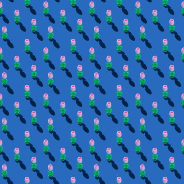 Kusursuz bir desen şeklinde fotoğraf. Sarı buketteki kırmızı çiçekler dikey olarak dizilir. Renkli mavi arkaplanda gölgeler vardır..