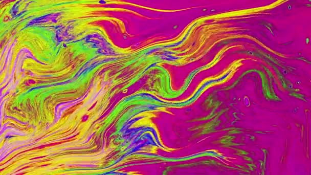 Animación psicodélica abstracta de diferentes colores brillantes de neón. Movimiento y desenfoque de la superficie en forma de ondas y curvas en forma de fondo — Vídeos de Stock