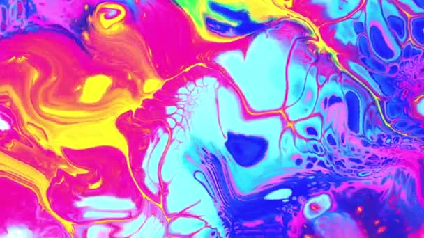 Farklı parlak neon renklerin soyut psikedelik animasyonu. Yüzeyin hareket ve bulanıklığı dalga şeklinde ve arka plan şeklinde kıvrımlar şeklinde. — Stok video