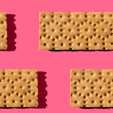 Kusursuz bir desen şeklinde fotoğraf. Sağlıklı yiyecekler için turuncu renkli cipsler ve pembe arka planda gölgeler..