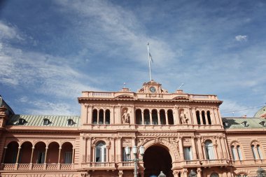 General Belgrano Anıtı önünde Casa Rosada (pembe evde) Buenos Aires