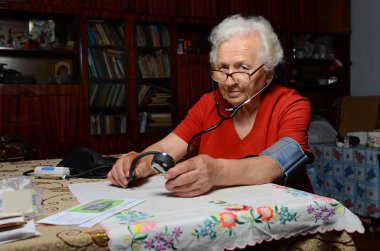 Büyükanne basınç ölçer