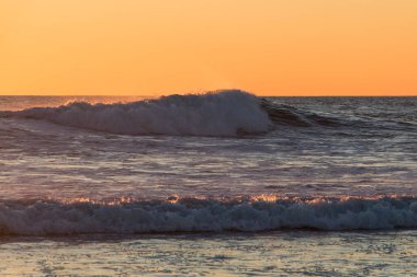 Donana Ulusal Parkı 'nda son güneş ışınlarıyla dalgalar