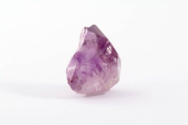 Beyaz arkaplanlı ametist minerali. mor kristal