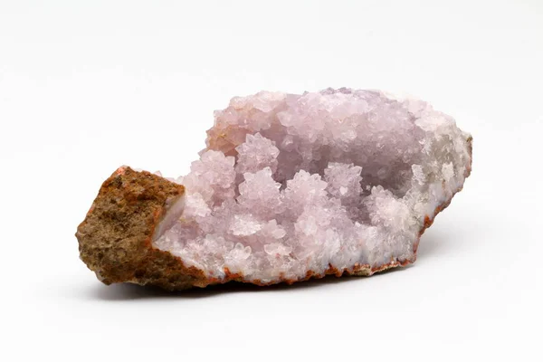 Geode Białym Tle Fioletowy Kryształ Ametystu — Zdjęcie stockowe