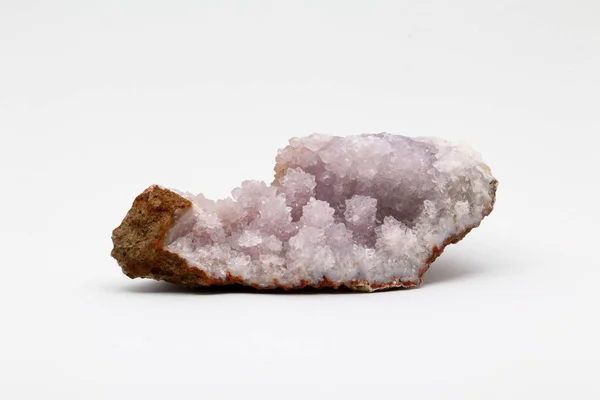 Geode Białym Tle Fioletowy Kryształ Ametystu — Zdjęcie stockowe