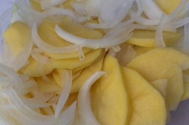 İspanyol omleti için patates ve soğan.