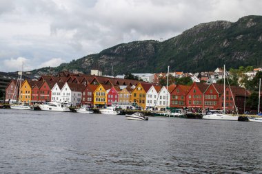 Bergen 'in liman bölgesi. Bergen şehrinin eski bölgesi. Renkli ahşap evleri var.