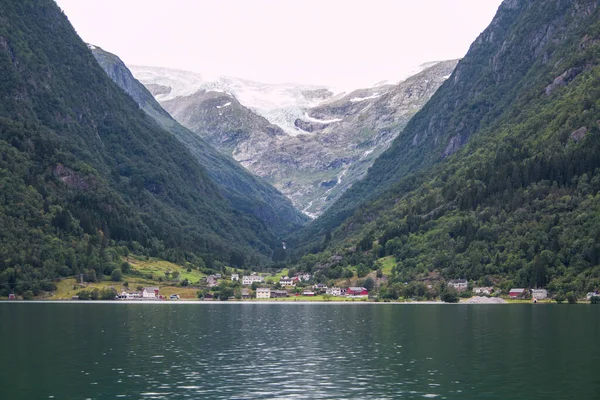 Häuser Fjordufer Mit Gletscher Auf Den Gipfeln — Stockfoto