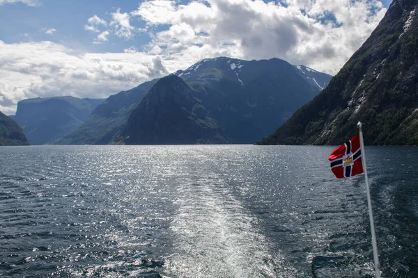 Νορβηγική Σημαία Πορθμείο Ίχνη Νερού Στο Φιόρδ — Φωτογραφία Αρχείου